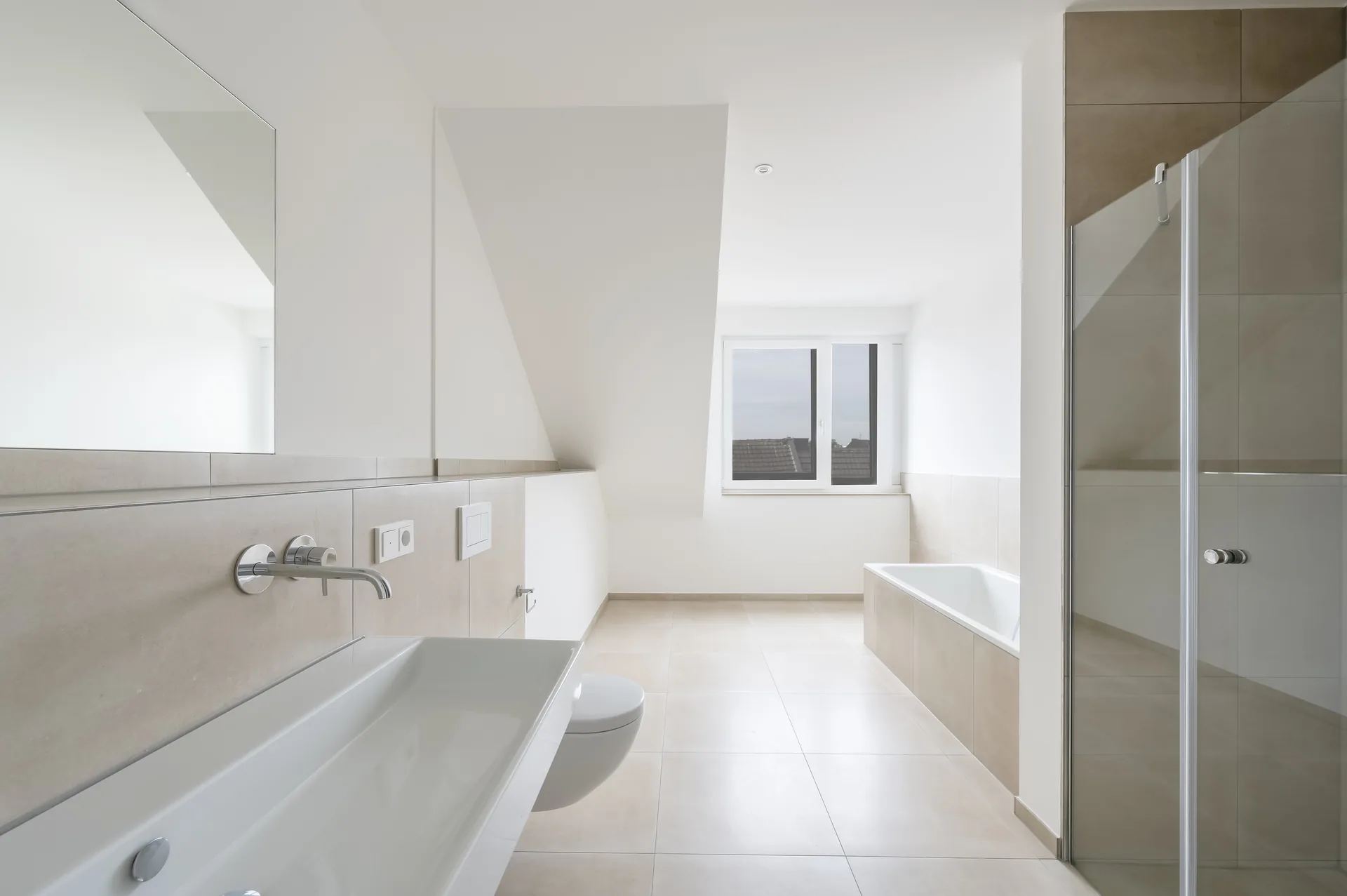 Luxuriöses Badezimmer mit freistehender Badewanne, Dusche und Dachfenster im Penthouse, Quartier am Wasserturm