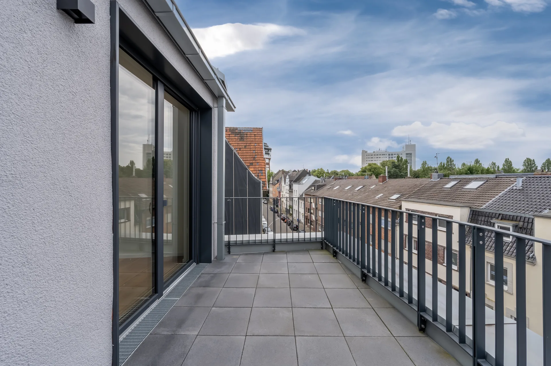 Großzügige Dachterrasse mit Panoramablick über die Dächer von Mönchengladbach im Luxus-Penthouse, Quartier am Wasserturm
