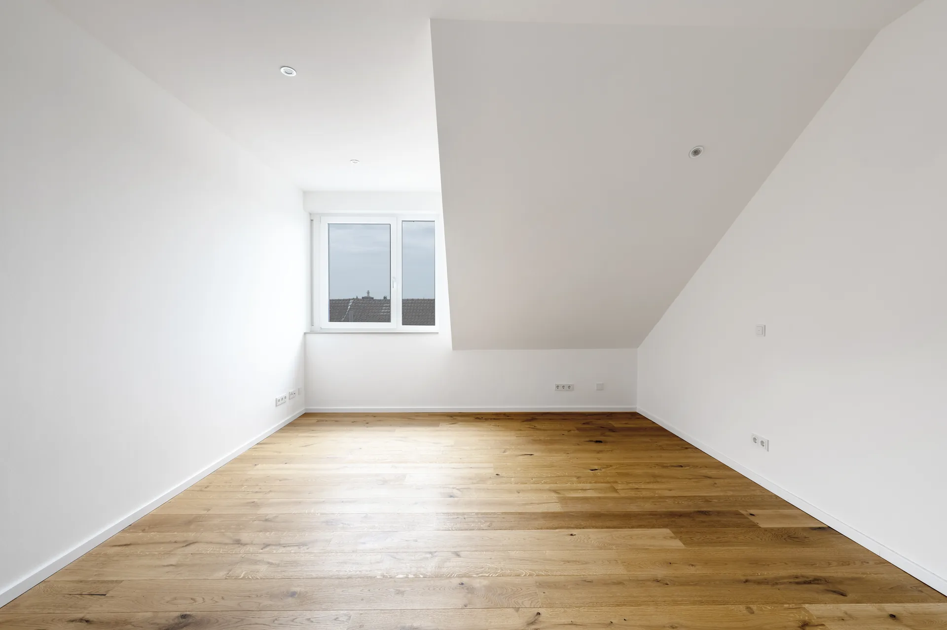 Helles Kinderzimmer mit Dachschräge und Dachfenster im Luxus-Penthouse, Quartier am Wasserturm