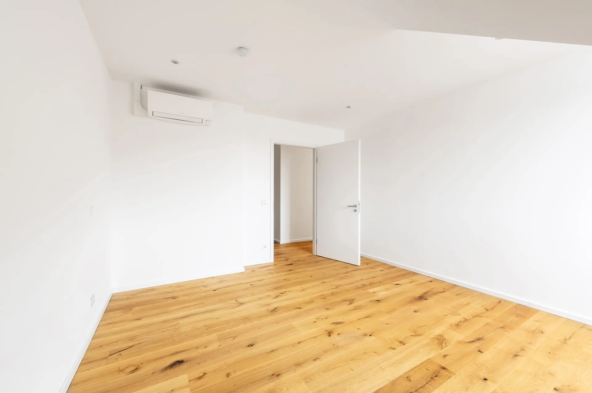 Großzügiges Zimmer mit Klimaanlage und Dachschräge im Luxus-Penthouse, Neubau Viersener Straße Mönchengladbach