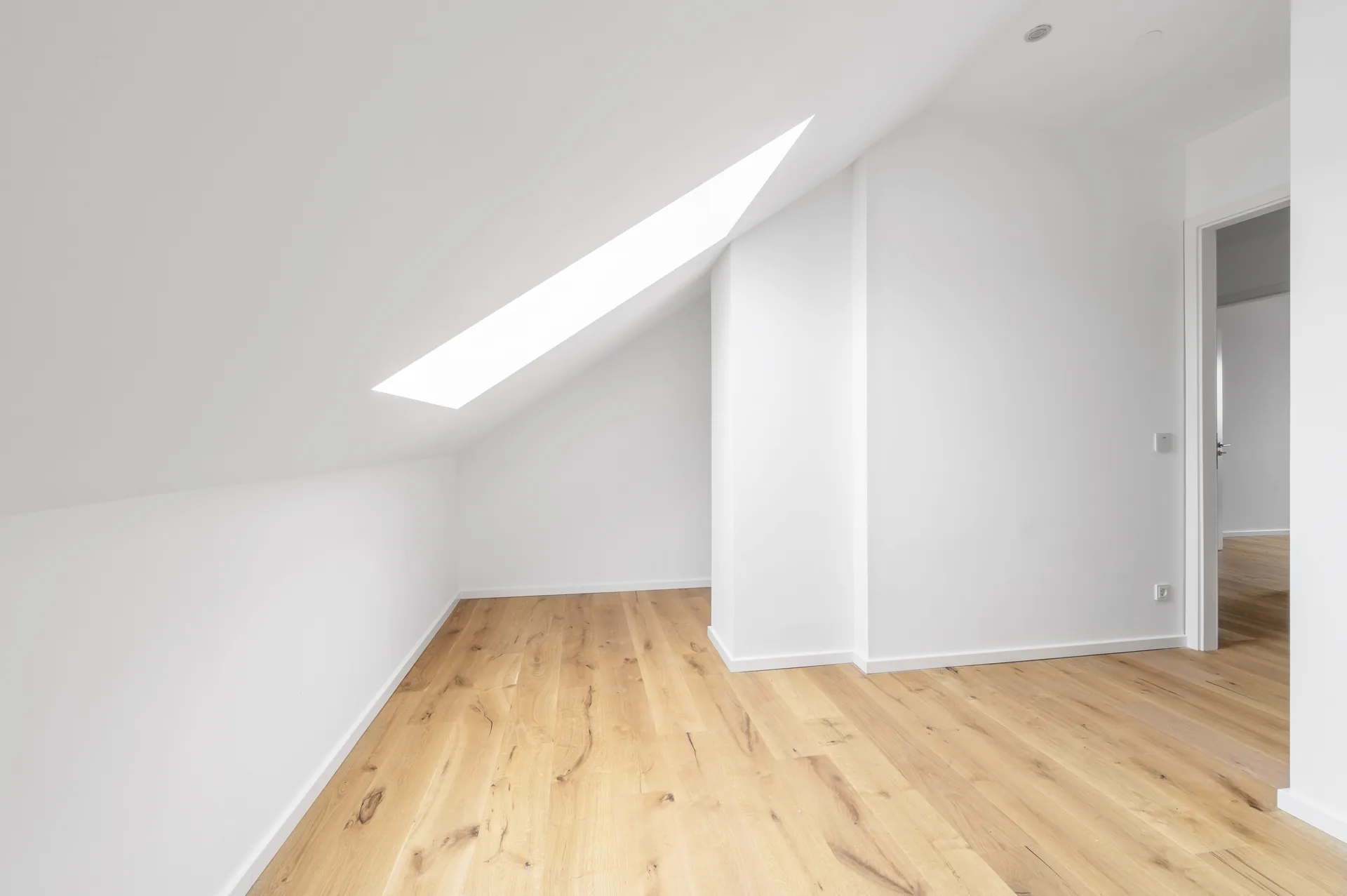 Weiteres helles Zimmer mit Dachschräge und Dachfenster im Luxus-Penthouse, Quartier am Wasserturm