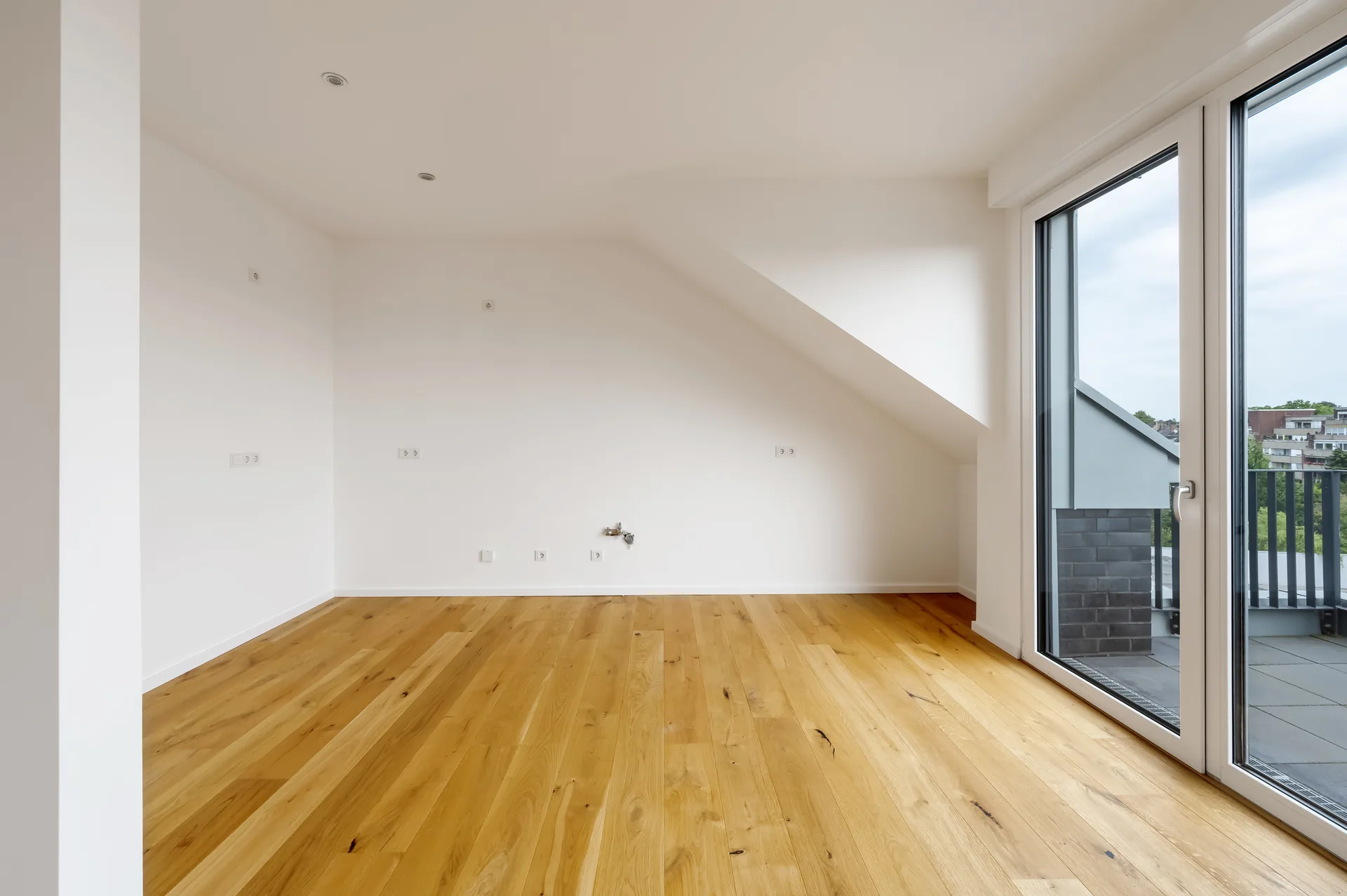 Geräumiger Küchenbereich mit Dachschräge und direktem Balkonzugang im Luxus-Apartment Mönchengladbach