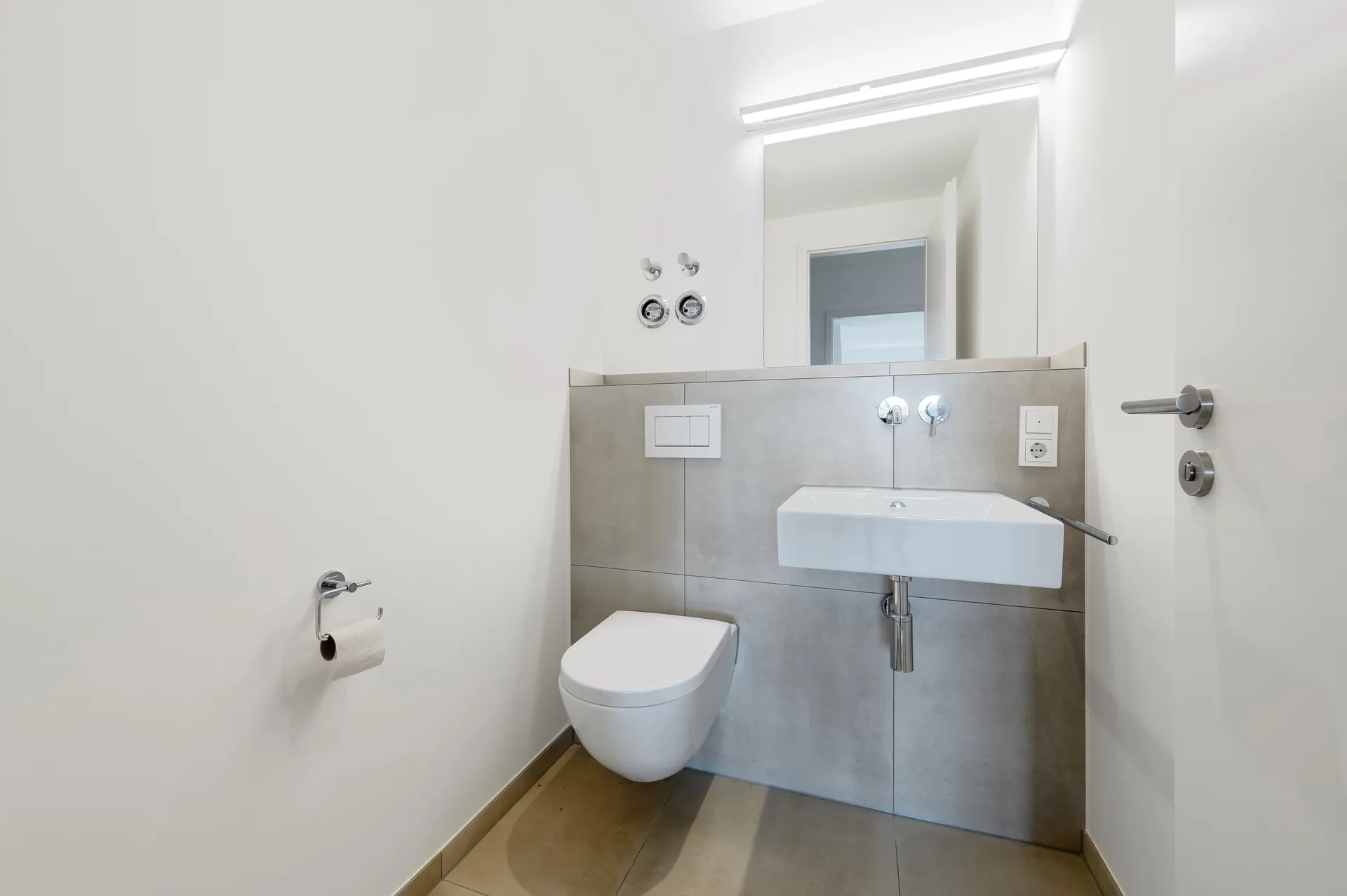 Separates Gäste-WC mit hochwertigen Armaturen und Designspiegel im Luxus-Penthouse, Quartier am Wasserturm