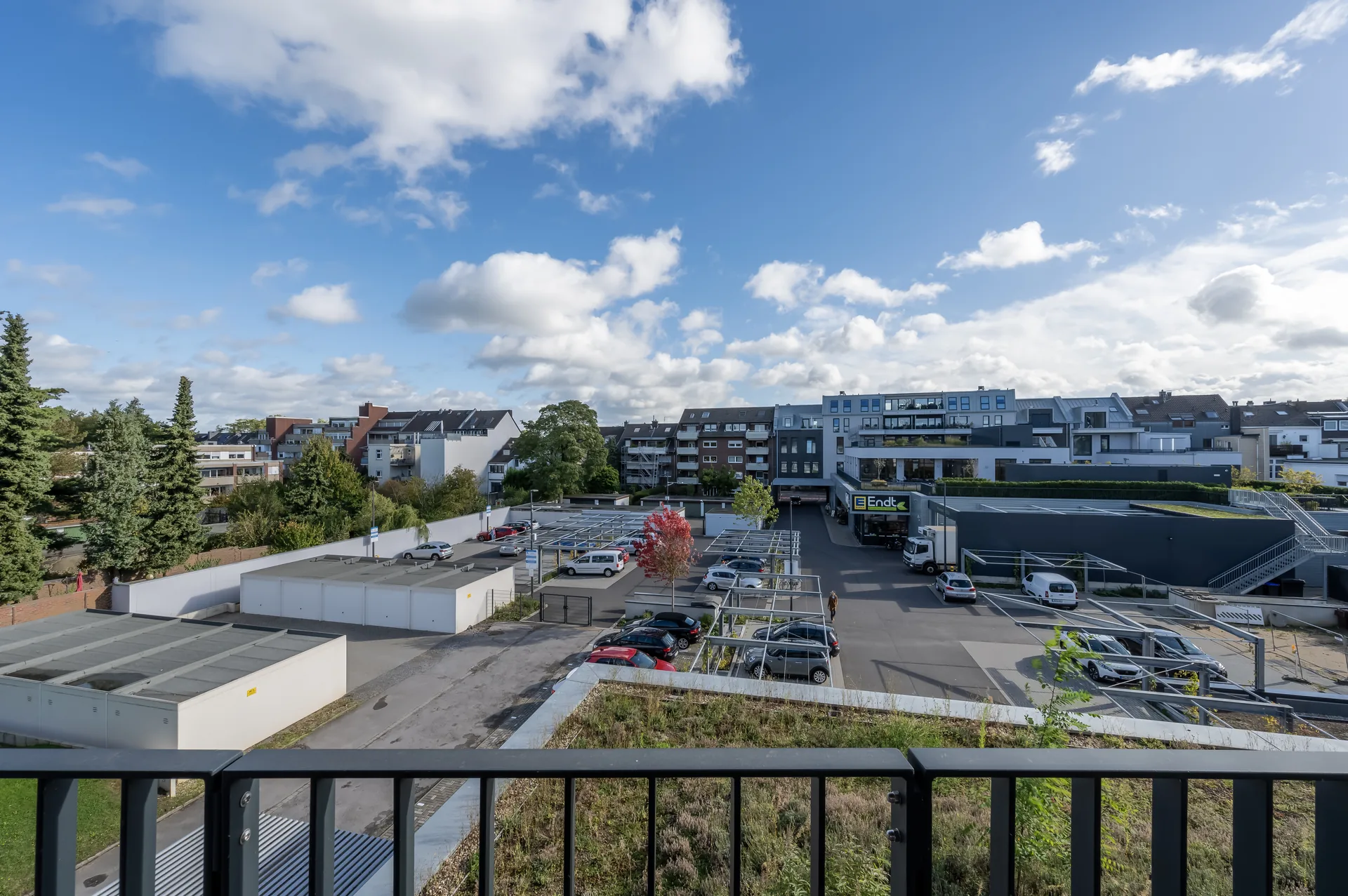 Ausblick vom Balkon über den Stadtteil Mönchengladbach – urbane Lage im Quartier am Wasserturm