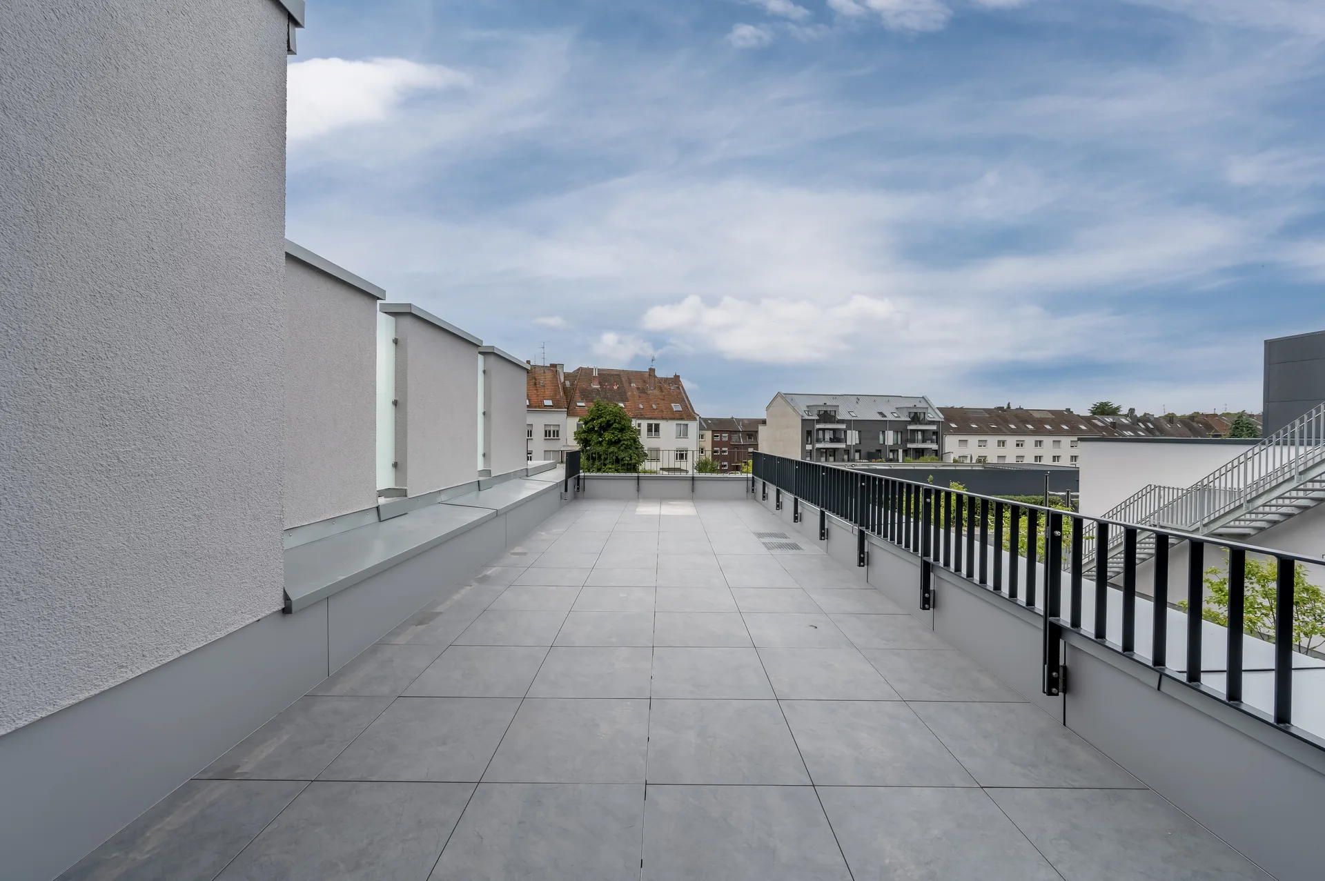 Großzügige Dachterrasse mit Panoramablick über Mönchengladbach im Premium-Apartment, Quartier am Wasserturm