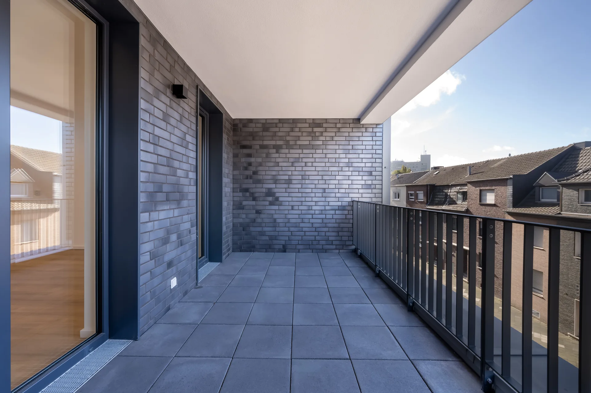 Privater Balkon mit Klinker-Fassade und Stadtblick im Premium-Apartment, Neubau Viersener Straße Mönchengladbach
