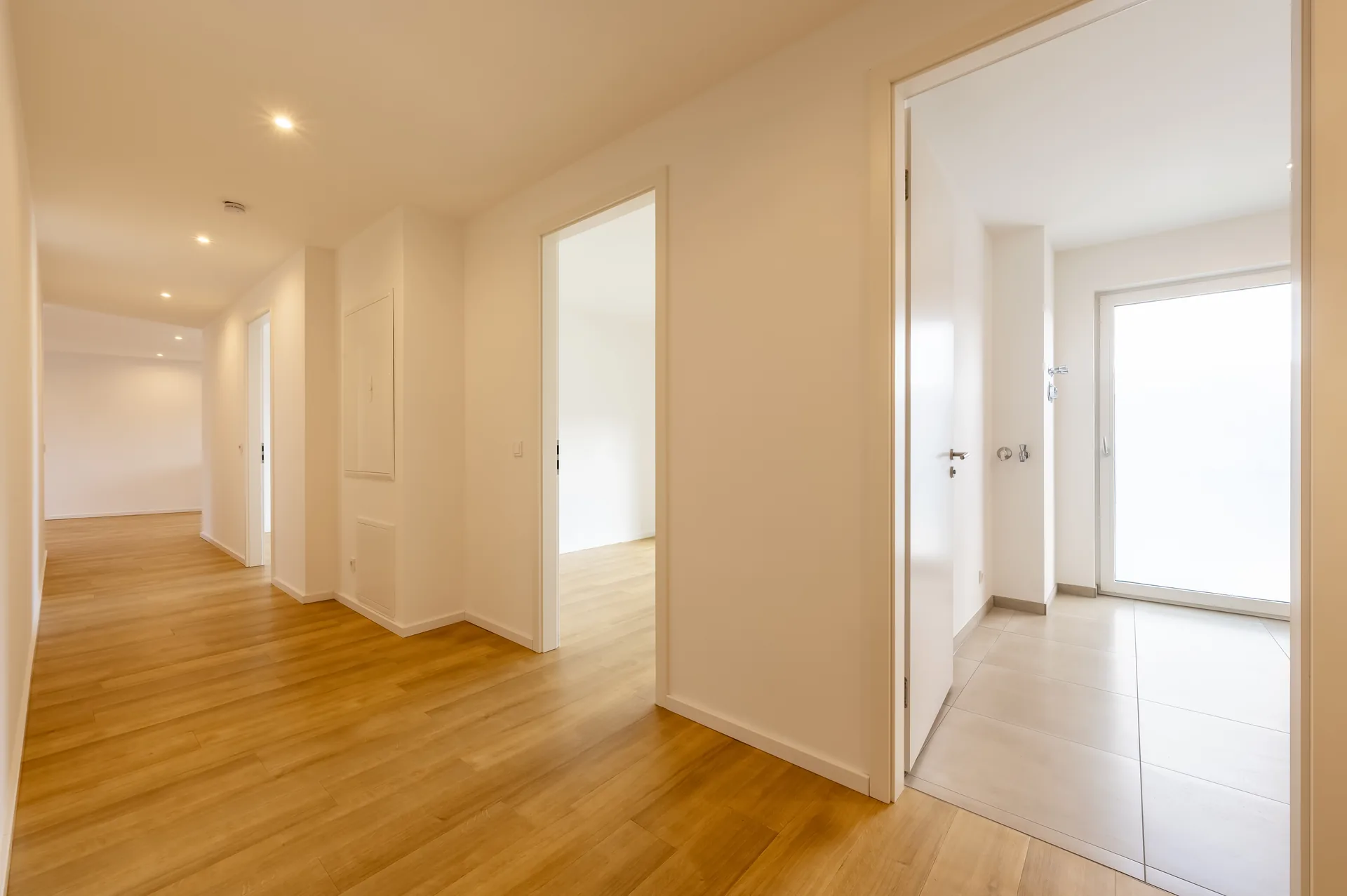 Geräumiger heller Flur mit Parkettboden und mehreren Zimmerzugängen im Premium-Apartment, Quartier am Wasserturm