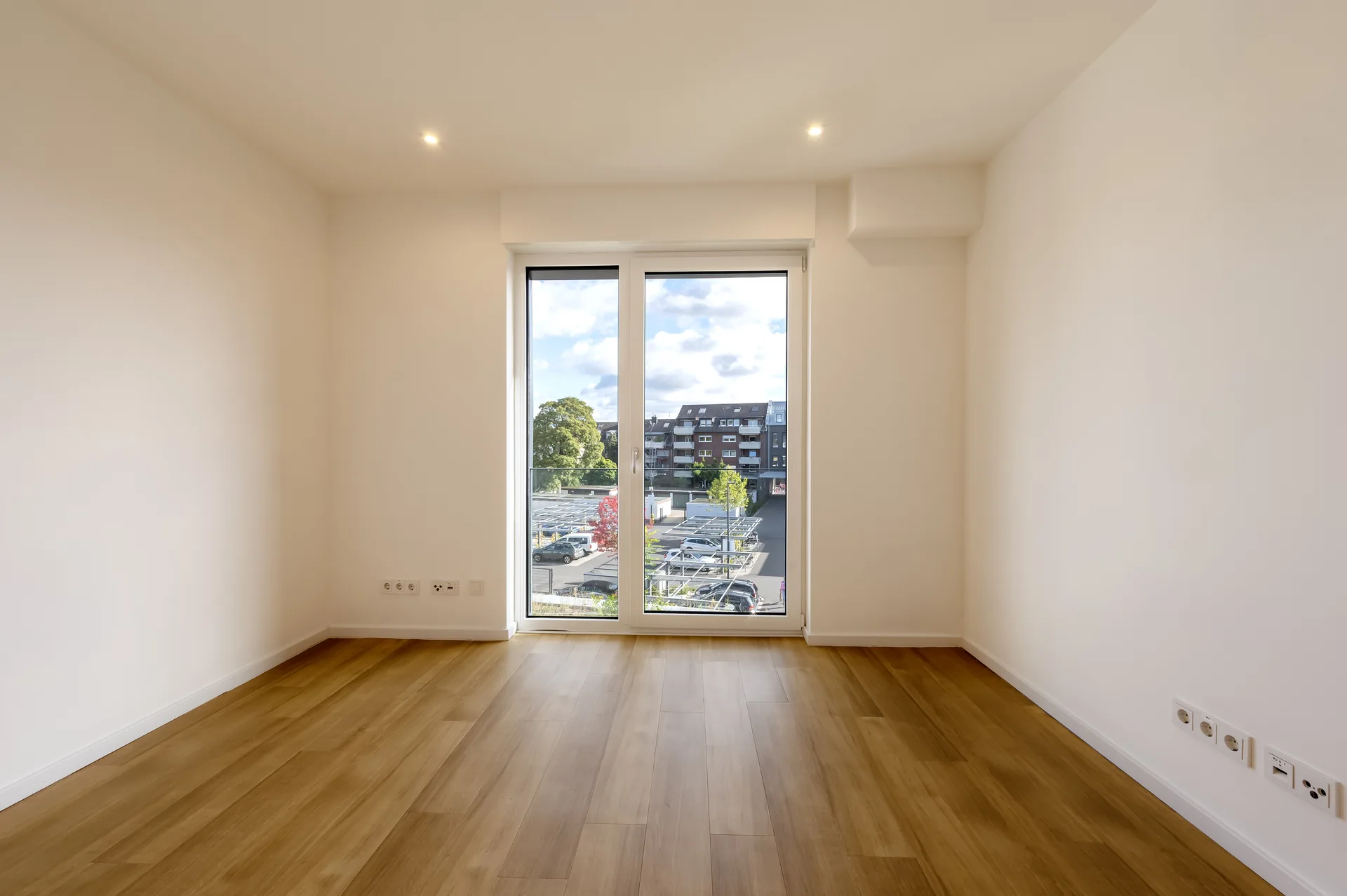 Helles Kinderzimmer mit großen Fenstern und Blick ins Grüne im 3-Zimmer-Premium-Apartment