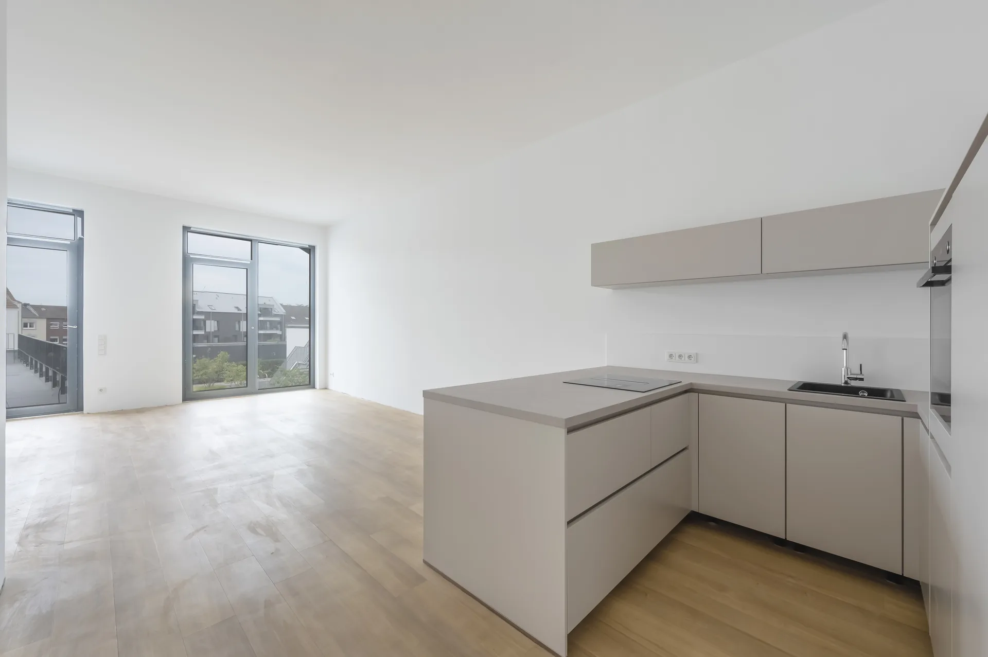 Offene Küche mit Kücheninsel und bodentiefen Fenstern im Premium-Apartment, Quartier am Wasserturm