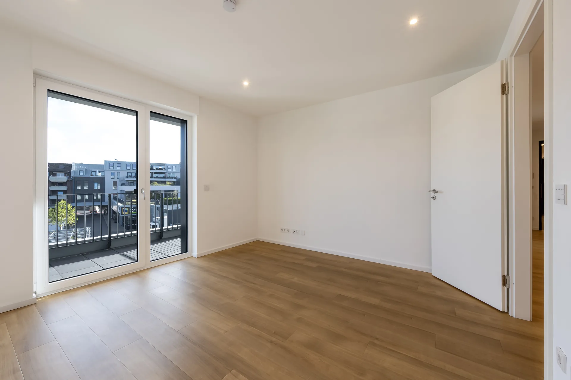 Helles Schlafzimmer mit bodentiefen Fenstern und Balkonzugang im barrierefreien Premium-Apartment Mönchengladbach